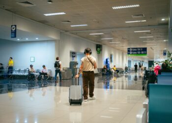 Especialistas revelam por que devemos colocar fitas nas rodas das malas