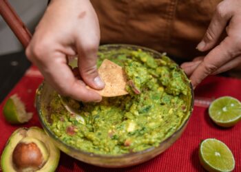 Os chefs mexicanos concordam: para um guacamole perfeito, existe uma ordem certa para misturar os ingredientes