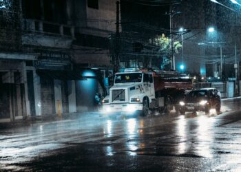 A lenda urbana da estrada onde motoristas dizem encontrar uma mulher vestida de branco durante a madrugada