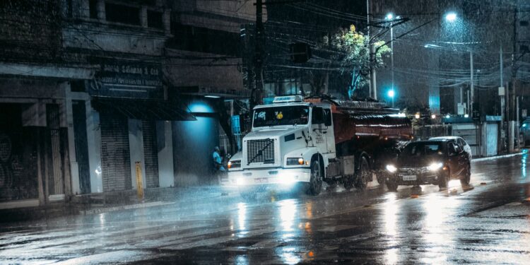 A lenda urbana da estrada onde motoristas dizem encontrar uma mulher vestida de branco durante a madrugada