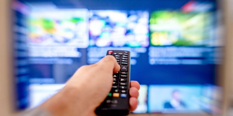 Segundo psicologia deixa televisão ligada