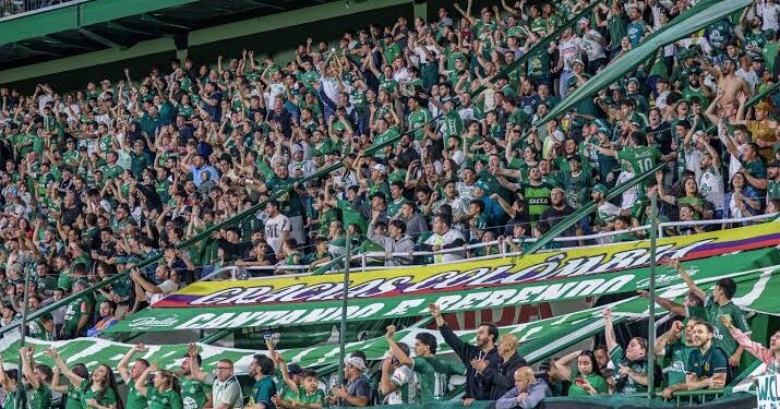 Há 17 anos, pai e filho vão juntos ao estádio para acompanhar a Chapecoense