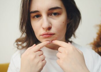 Adolescente segue dicas influenciadores tentar