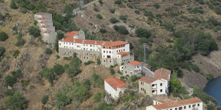 Americano compra vila espanhola abandonada