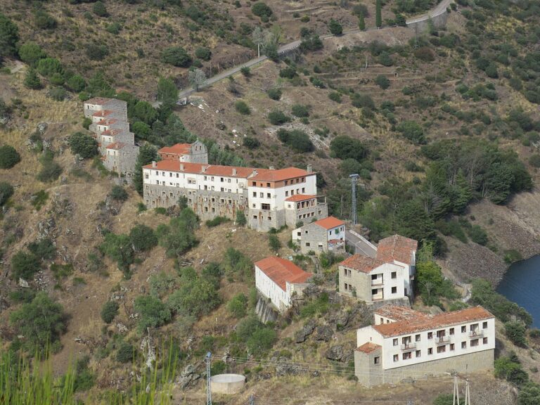 Americano compra vila espanhola abandonada