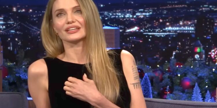 Angelina jolie coloca mansão milhões