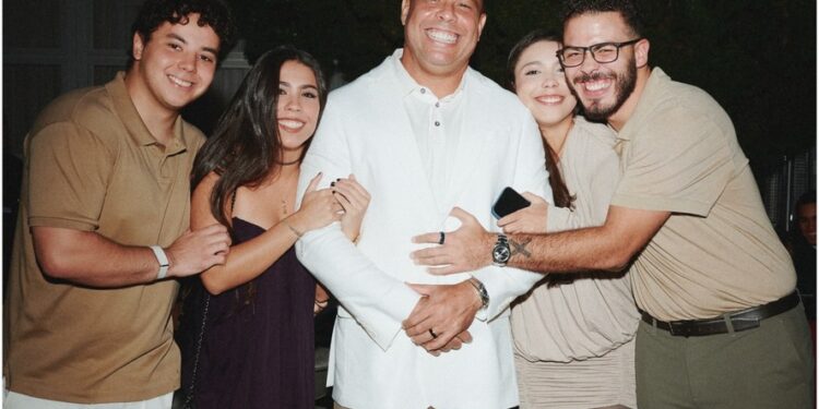 Ronaldo fenômeno reúne quatro filhos