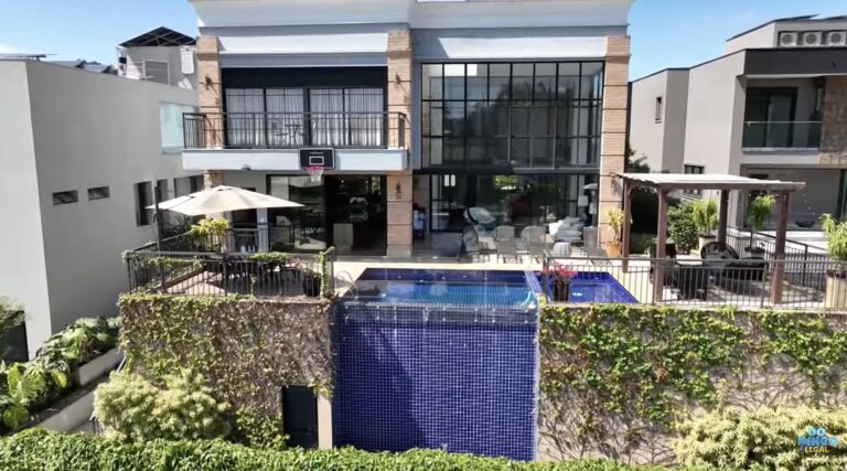 Cantor vive mansão milhões usada