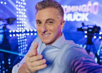 Luciano huck recebe homenagem angélica