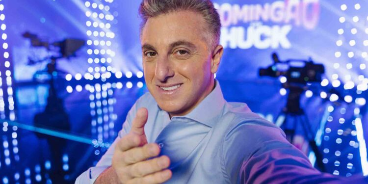 Luciano huck recebe homenagem angélica