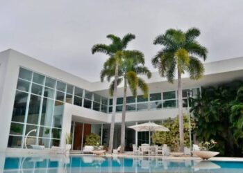 Xuxa deixa mansão milhões muda