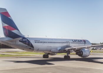 Avião latam sobrevoa três região