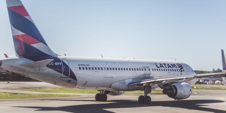 Avião latam sobrevoa três região