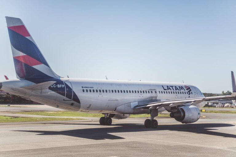 Avião latam sobrevoa três região