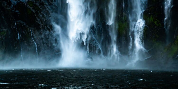 Cachoeira localizada debaixo oceano formada