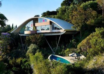 Casa construída terreno triangular chama