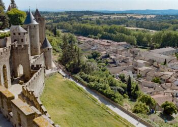 Cercada muralhas gigantes medieval parece