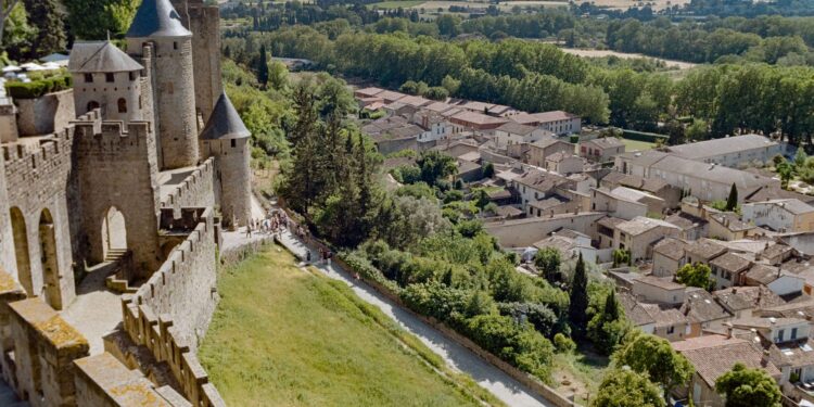 Cercada muralhas gigantes medieval parece