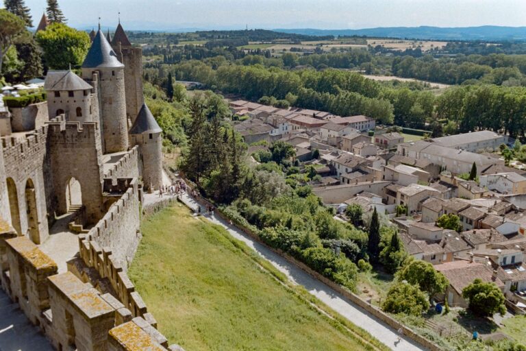 Cercada muralhas gigantes medieval parece