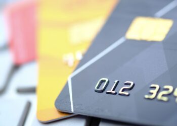 Cliente cancela cartão banco continua