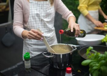 Colocar colher azeite arroz água