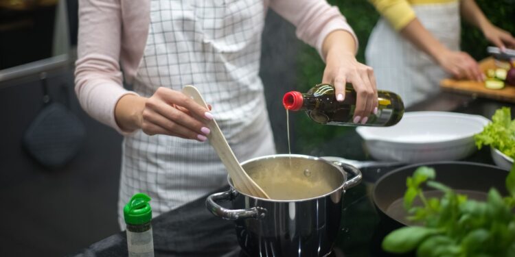 Colocar colher azeite arroz água