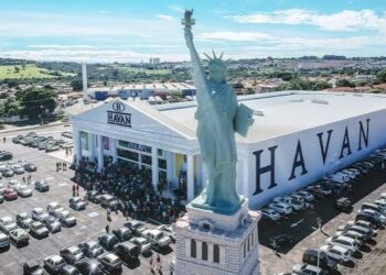 Lojas gigantes estátua liberdade havan
