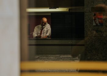 Condomínios obrigam porteiros trabalho vigilante