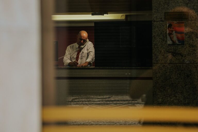 Condomínios obrigam porteiros trabalho vigilante