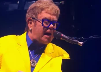 Elton john cometeu vacilo pediu