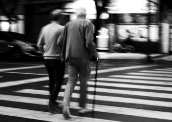 Empreendedora cria bengala inteligente caminhar