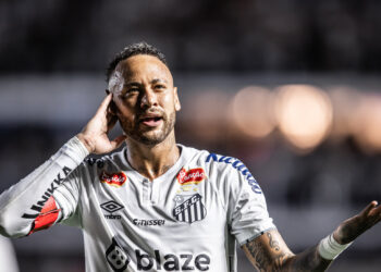 Enquanto neymar busca reforços santos