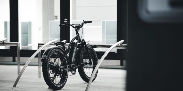Entregador financia bicicleta elétrica mil