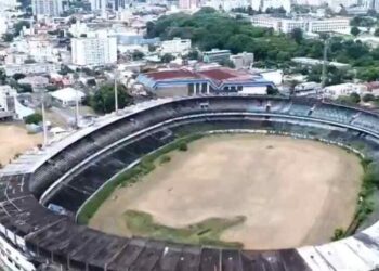 Estádio grêmio engolido mato abandonado