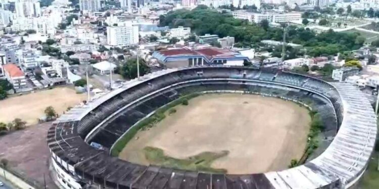 Estádio grêmio engolido mato abandonado