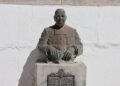 Família paga mil estátua homenagem