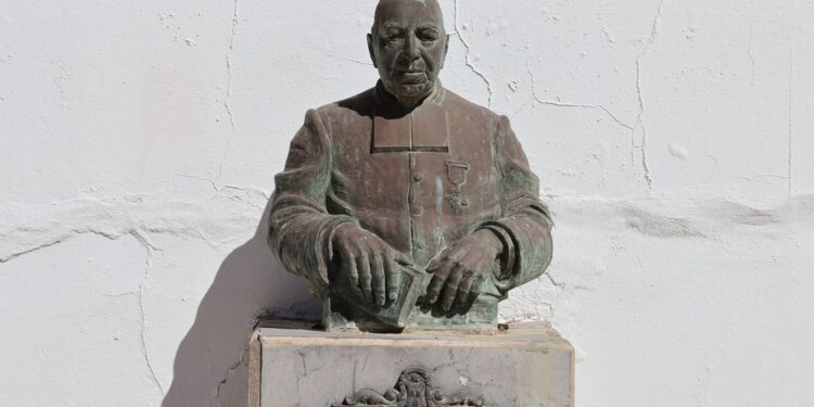 Família paga mil estátua homenagem