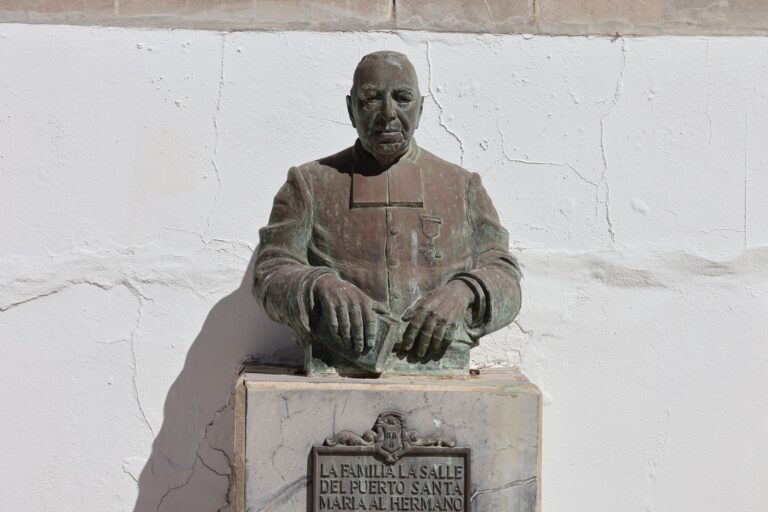 Família paga mil estátua homenagem