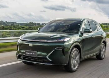 Geely oferece suv híbrido mil