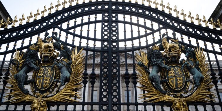 Herdeiro trono príncipe george começa