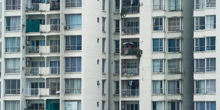 Homem compra apartamento mil achando