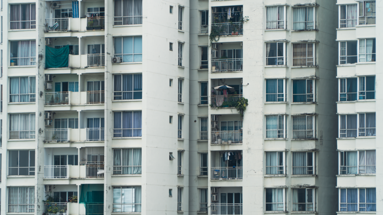 Homem compra apartamento mil achando