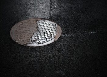 Homem tenta desobstruir bueiro temporal