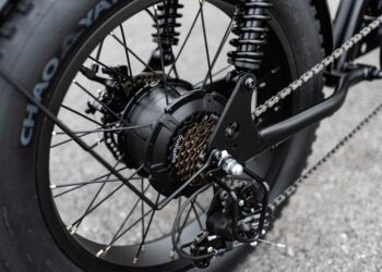 Menino preso envolvendo bicicleta elétrica