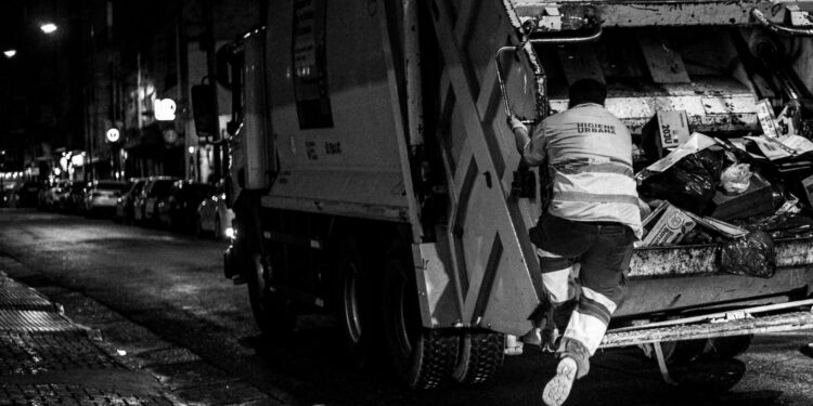 Menino espera gari semana prepara