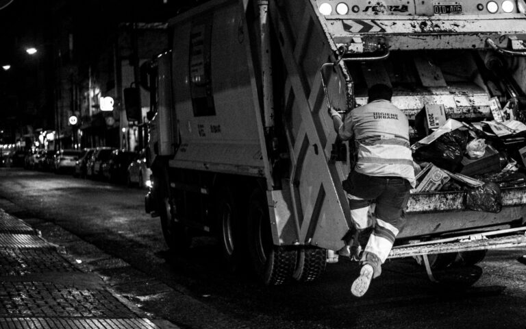 Menino espera gari semana prepara