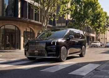 Minivan chinesa mil poltronas giram