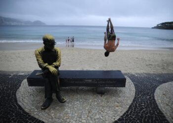 Meio caminho tinha pedra poema