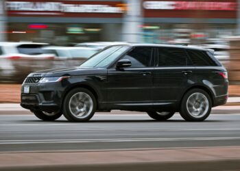 Range rover escolhe caminho diferente