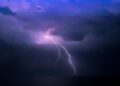Relâmpago quase permanente ilumina céu